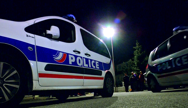 Полиция на месте убийства полицейского и его жены в пригороде Парижа


