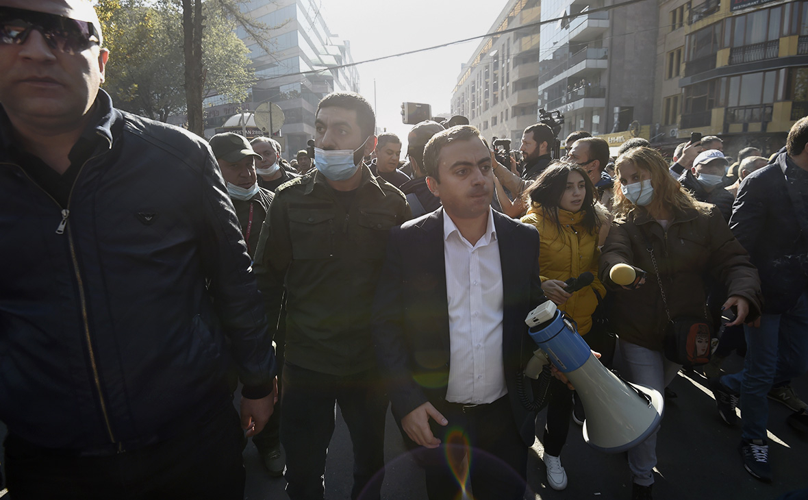 Представитель верховного органа Армянской революционной федерации &laquo;Дашнакцутюн&raquo; (АРФД) Ишхан Сагателян (в центре) на митинге оппозиции на Северном проспекте в Ереване