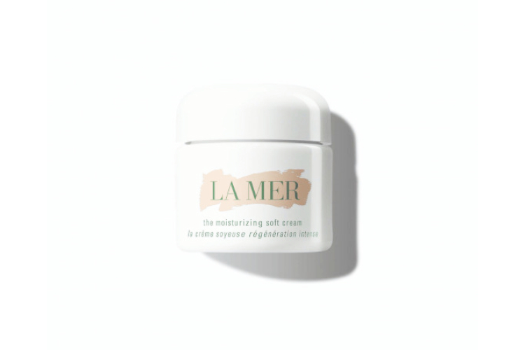 Увлажняющий крем для лица The Moisturizing Soft Cream, La Mer включает фирменный эликсир Miracle Broth и экстракт лайма, которые мгновенно преображают кожу. Она становится более мягкой и упругой, признаки старения сокращаются