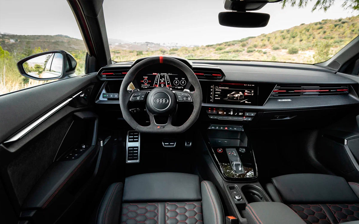 Audi назвала российские цены на хэтчбек и седан RS3 с 400-сильным мотором