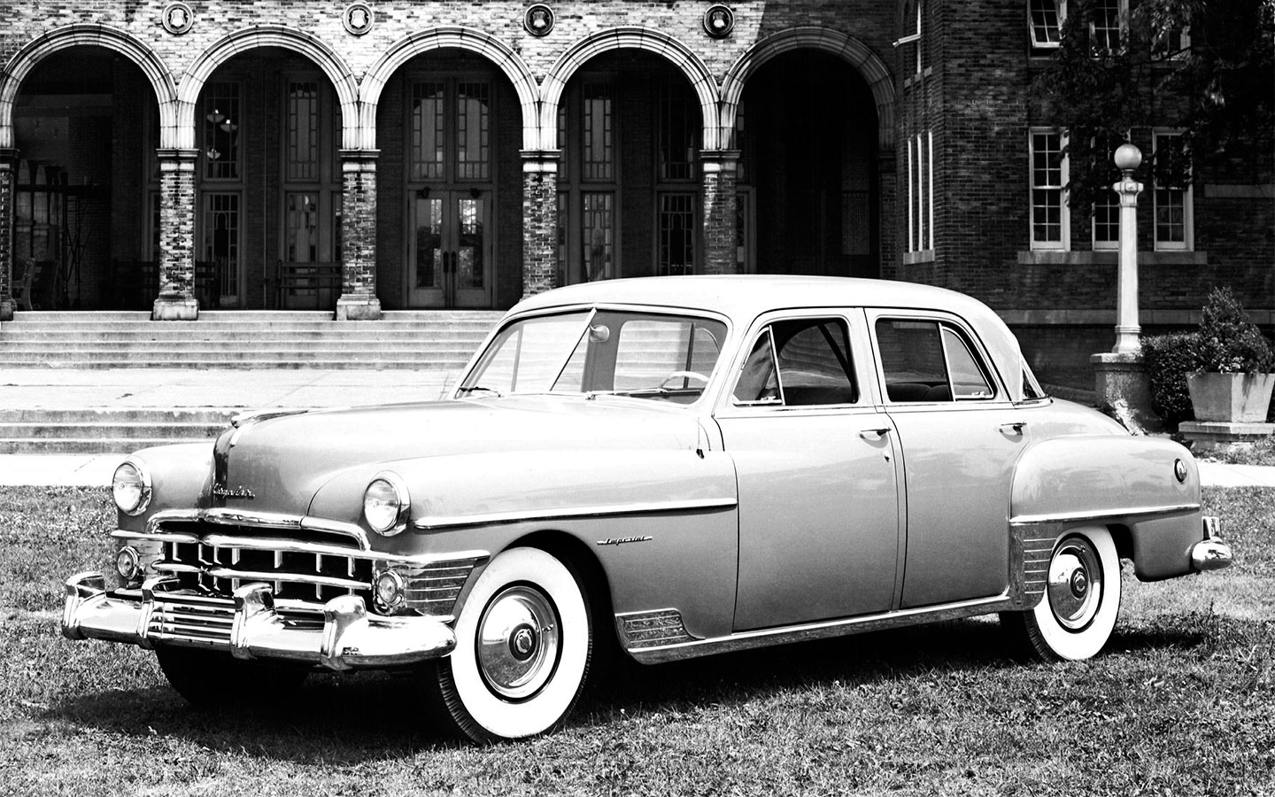 Первым серийным легковым авто с гидроусилителем считается Chrysler Imperial 1951 года