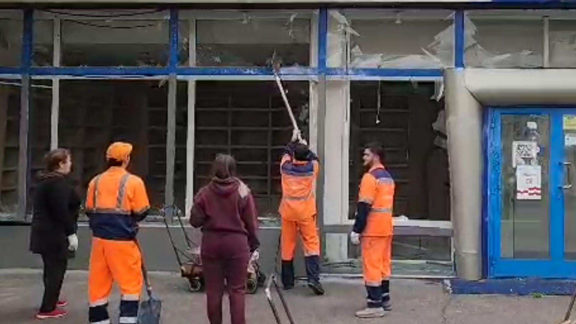 Как выглядят разбитые витрины магазинов после атаки дронов в Москве