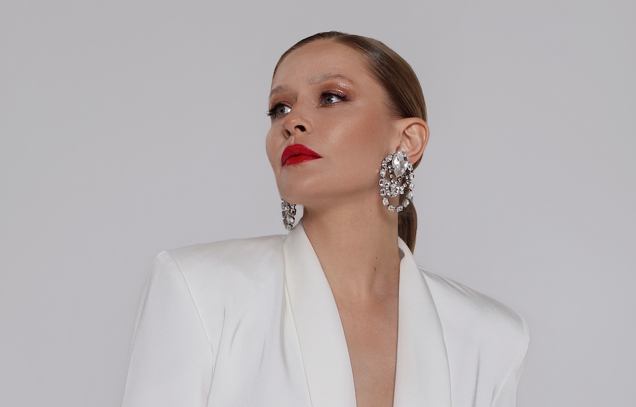 Китти Джейн порнографияға сисады Порно актрисаның үштен бірін қараңыз