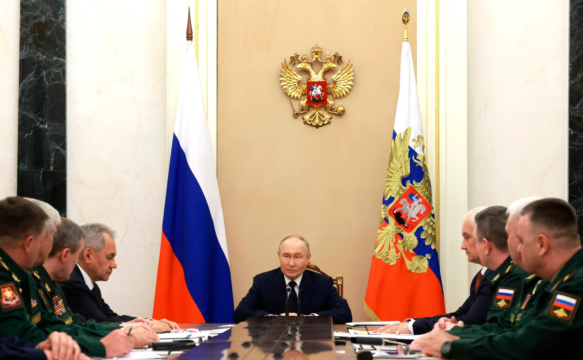 Владимир Путин во время встречи&nbsp;с командующими войсками военных округов