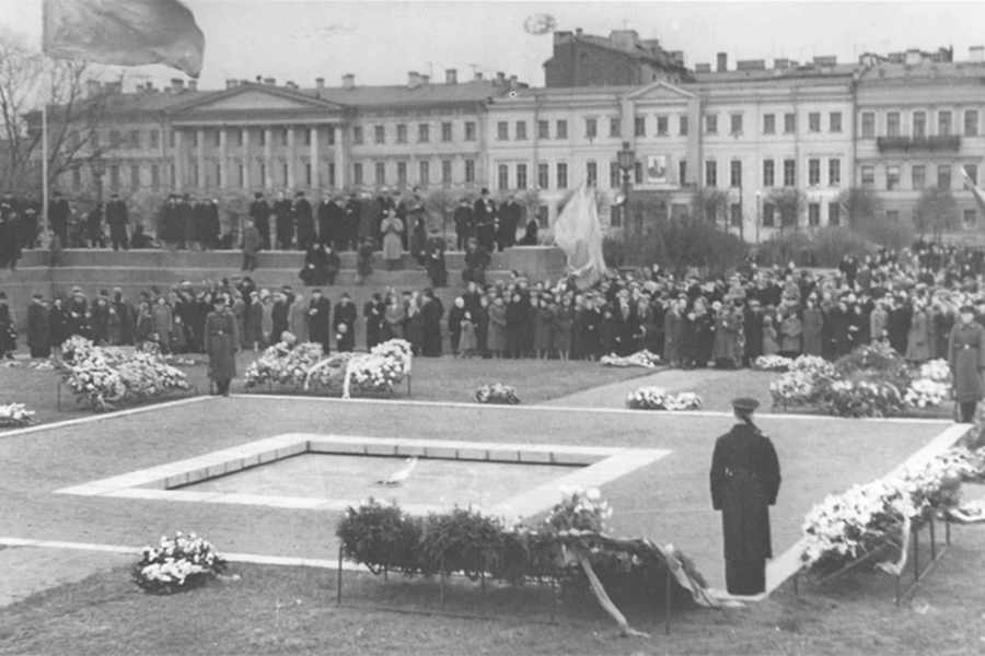 Открытие Вечного огня на Марсовом поле, 6 ноября 1957 года