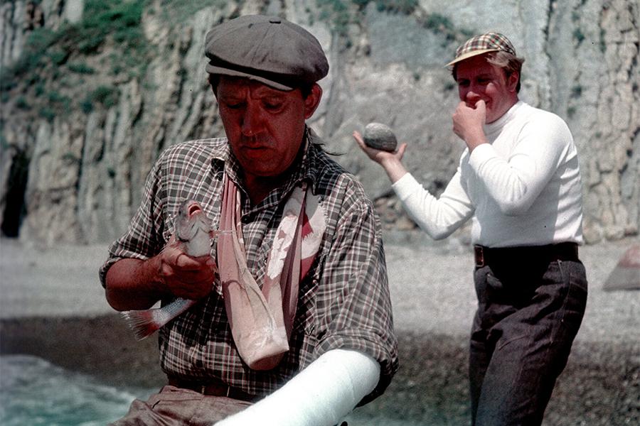 Юрий Никулин и Андрей Миронов (на заднем плане) в фильме «Бриллиантовая рука», 1968 год