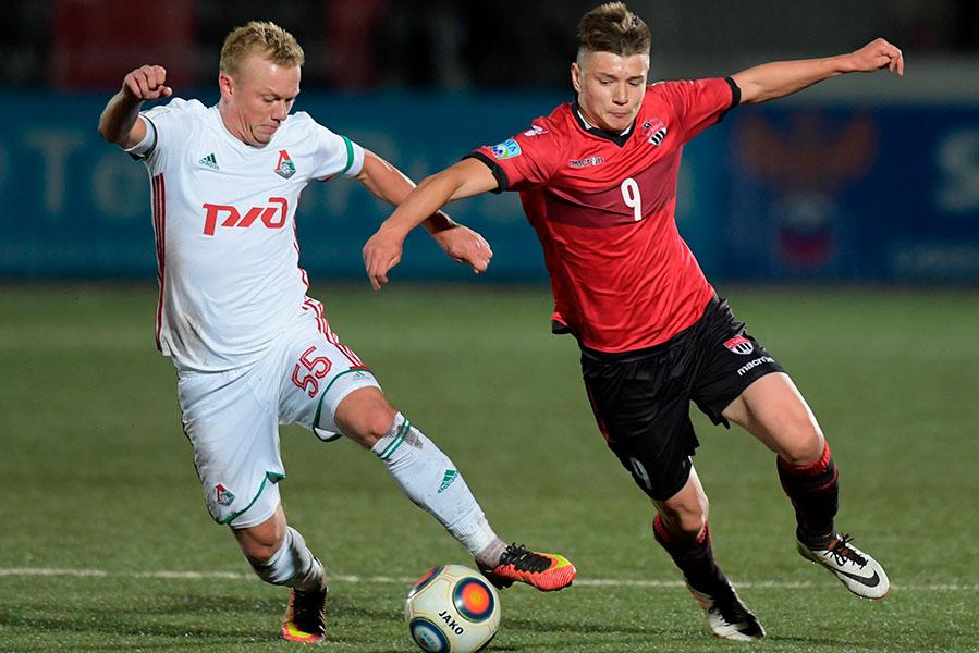 Игрок ФК «Химки» Андрей Мостовой и игрок ФК «Локомотив» Ренат Янбаев (слева) в матче 1/16 финала Кубка России по футболу между ФК «Локомотив» (Москва) и ФК «Химки» (Химки), 2016 год