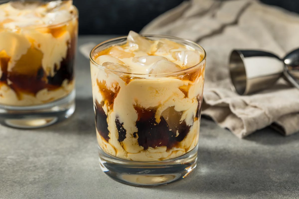 Эгг-ног с перепелинным яйцом и хересным бренди