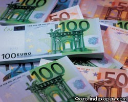 Курс евро снижается к доллару и рублю
