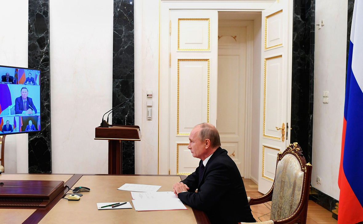 Владимир Путин на совещании&nbsp;с постоянными членами Совета Безопасности (в режиме видеоконференции)