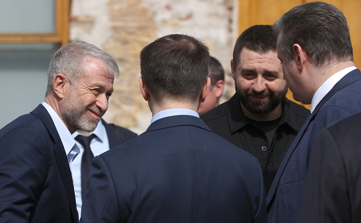 Роман Абрамович (слева) и&nbsp;Давид Арахамия (справа)&nbsp;после окончания российско-украинских переговоров