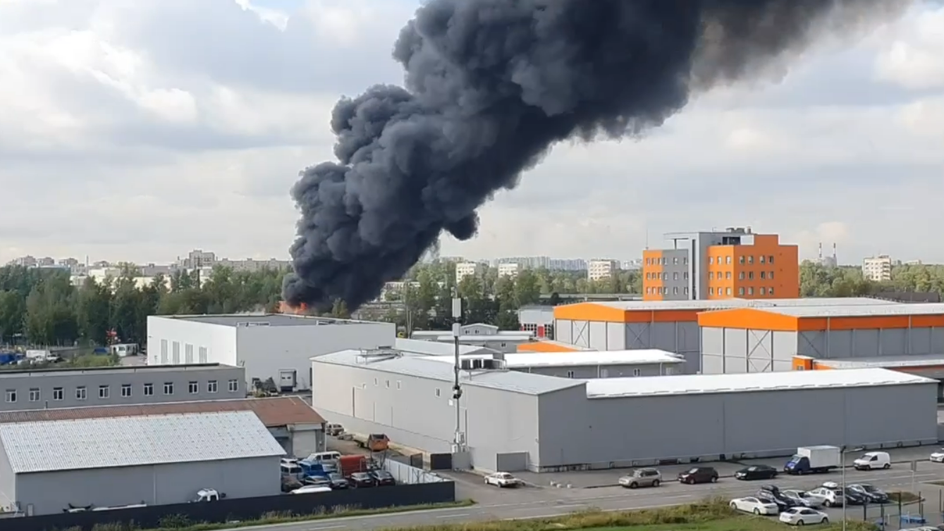 В Петербурге произошел пожар в ангаре у нефтебазы
