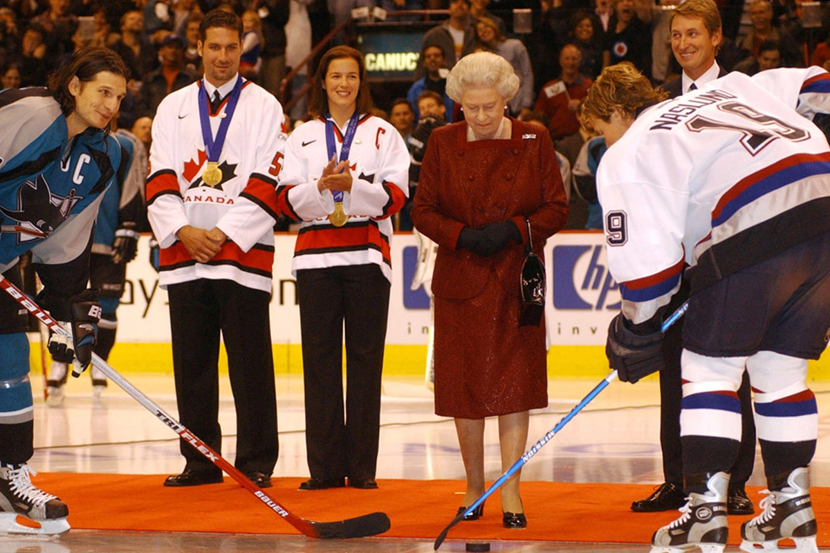 <p>Королева Елизавета II на игре между командами &laquo;Ванкувер Кэнакс&raquo; и &laquo;Сан-Хосе Шаркс&raquo; в Ванкувере, Канада, 6 октября 2002 года</p>