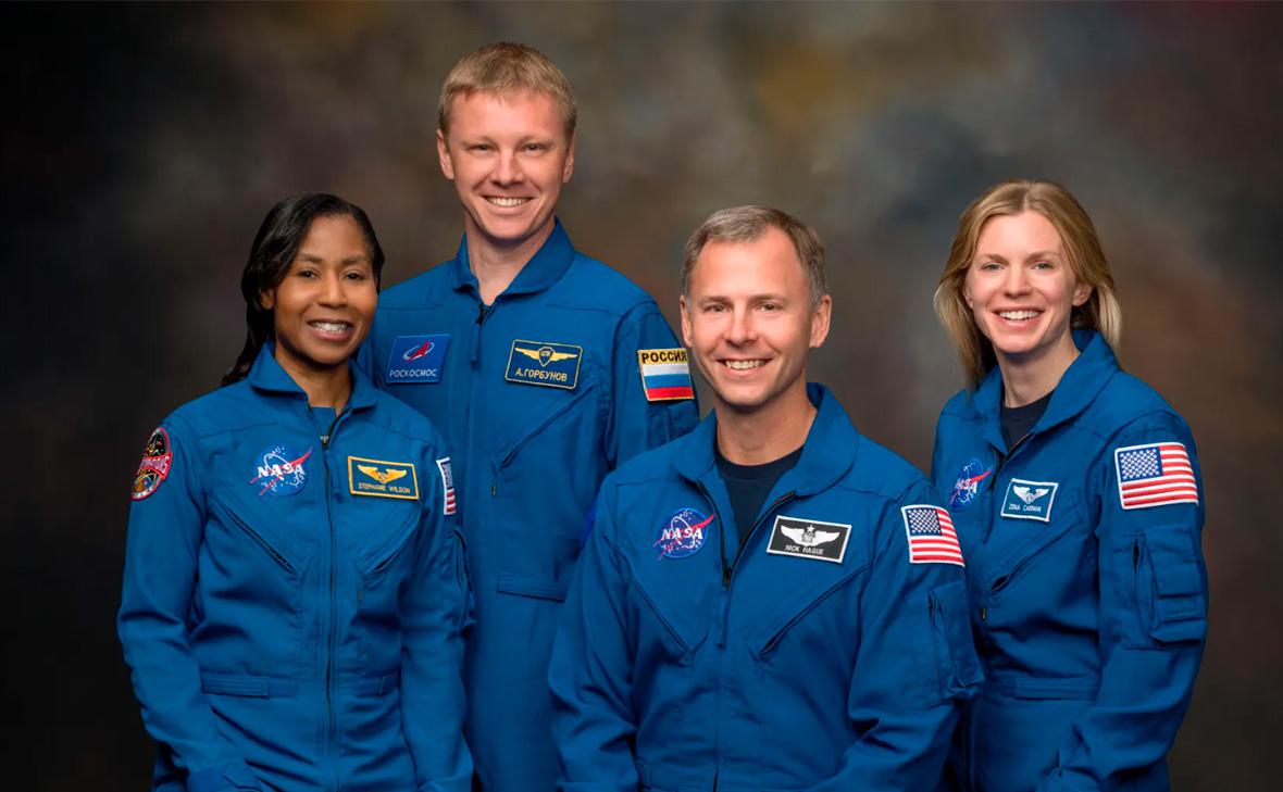 Стефани Уилсон, Александр Горбунов,&nbsp;Ник Хейг&nbsp;и&nbsp;Зена Кардман (слева направо)