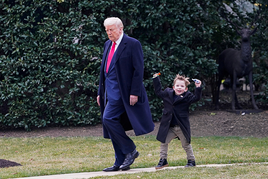 Фотографы засняли Трампа с сыном Маска перед посадкой в вертолет