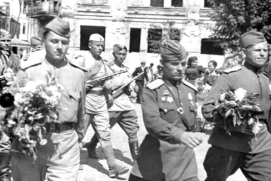 Встреча советских бойцов и командиров, вернувшихся с фронта, на улицах Винницы, август 1945 года.