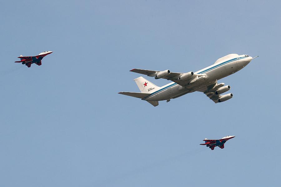 Воздушный пункт управления Ил-80 (в центре)