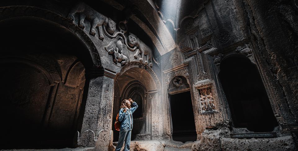 Слева направо: скульптура &laquo;Дайверы&raquo; Дэвида Мартина в комплексе &laquo;Каскад&raquo;, монастырь Гегард, монастырь Хор-Вирап