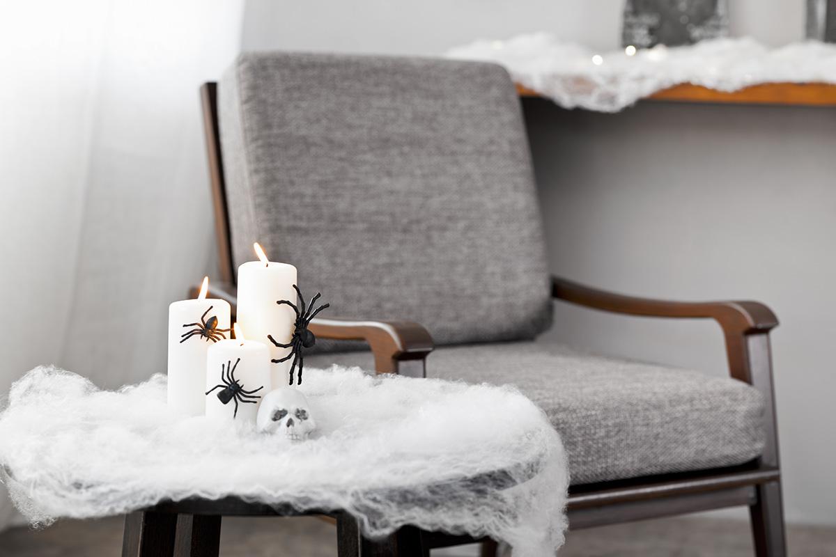 Для декора стола подойдет ваза с сухими ветками, опавшими листьями и пауками в паутине, которые придадут интерьеру таинственный и заброшенный вид