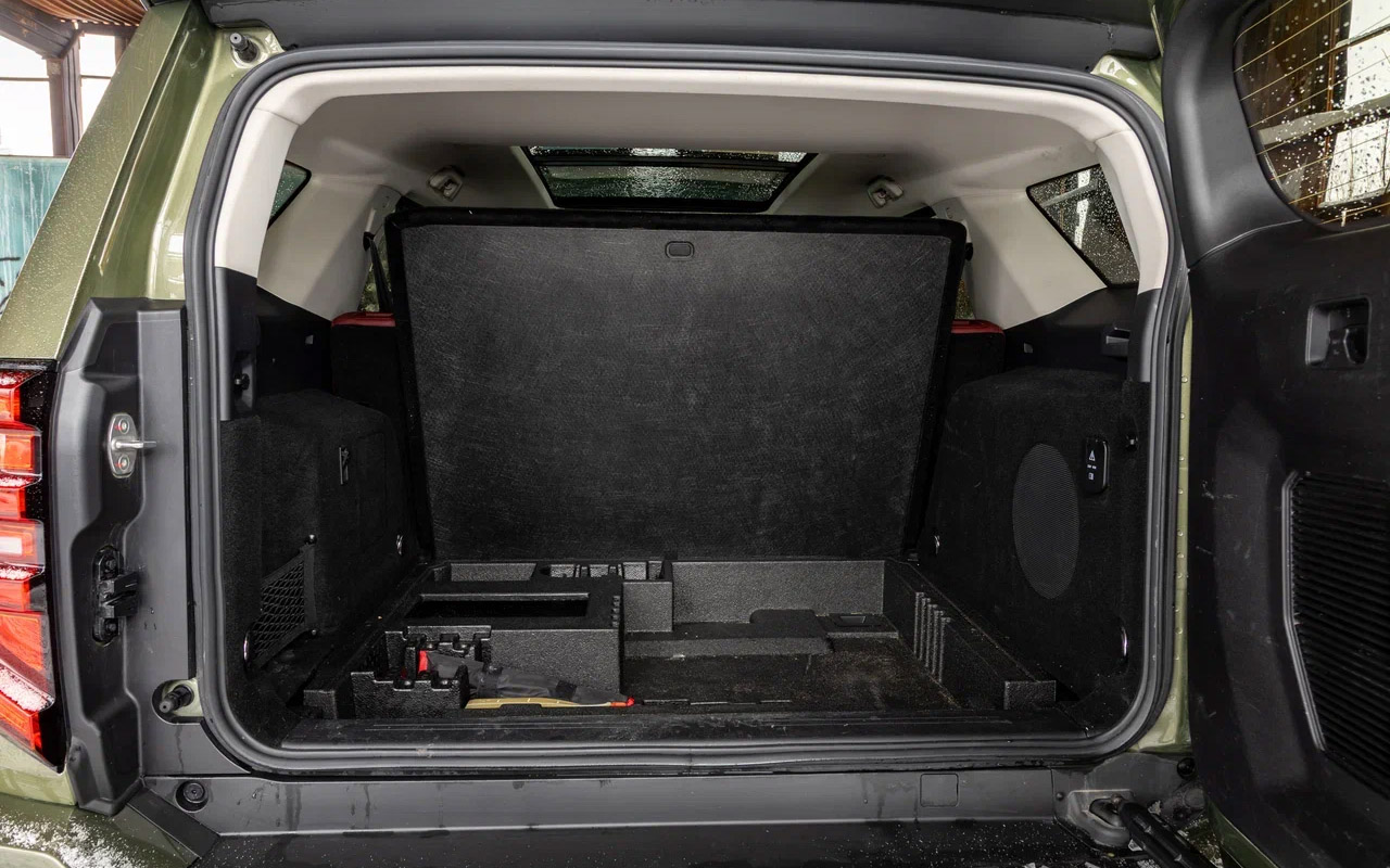 Под фальшполом багажника Tank 400 прячется удобный&nbsp;органайзер