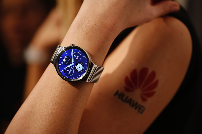 Huawei Y635 и Huawei Watch

Китайский производитель Huawei также представил в Барселоне &laquo;бюджетные&raquo; смартфоны. Модель Y635 не отличается мощным техническим оснащением. Диагональ дисплея новинки &ndash; 5 дюймов. Процессор четырехъядерный Qualcomm Snapdragon 400. Объем оперативной памяти у смартфона&nbsp;&ndash; 1 Гб, встроенной &ndash; всего 4 Гб (можно расширить за счет карт памяти). Фото-модули также рассчитаны на покупателей с невысокими доходами &ndash; 2 и 5 мегапикселей. При этом&nbsp;гаджет оснащен модулем LTE.

Гораздо больше интереса на выставке вызвали &laquo;умные&raquo; часы от этого производителя. Huawei Watch &ndash; первое изделие китайской компании в этой категории устройств. Разработчики гаджета выбрали классический дизайн &ndash;&nbsp;Huawei Watch внешне напоминают обычные наручные часы с круглым циферблатом. Дисплей (циферблат) выполнен по технологии AMOLED, имеет 1,4 дюйма в диаметре, плотность пикселей&nbsp;&ndash;&nbsp;286 на дюйм,&nbsp;защищен сапфировым стеклом. Пользователь может выбирать из более чем 40 вариантов оформления экрана. Корпус толщиной 11,3 мм выполнен из стали. Технические характеристики новинки: процессор Qualcomm APQ8026 (1,2 ГГц), оперативная память &ndash;&nbsp;512 Мб, флеш-память &ndash;&nbsp;4 Гб, аккумулятор &ndash; 300 мА&middot;ч.

Связь со смартфоном через Bluetooth. В часах есть микрофон, датчик сердечного ритма, вибропривод, гироскоп, акселерометр, барометр.
