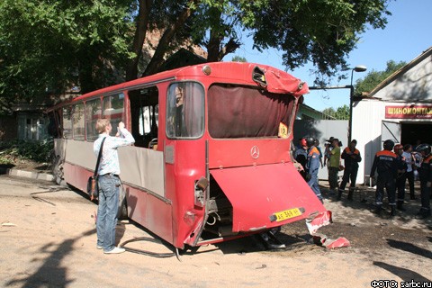 В Саратове КамАЗ протаранил рейсовый автобус