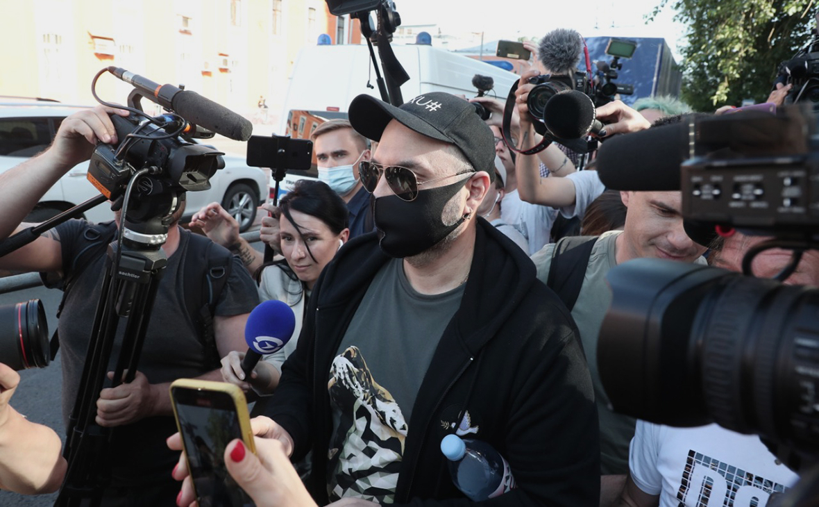 Кирилл Серебренников (в центре) на выходе из суда, после оглашения приговора