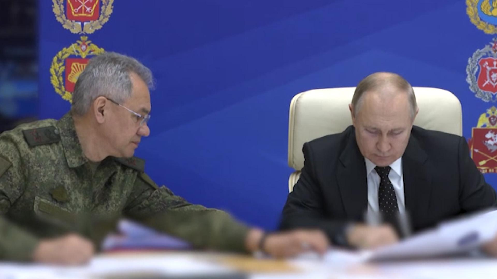 Кремль показал видео работы Путина в объединенном штабе войск