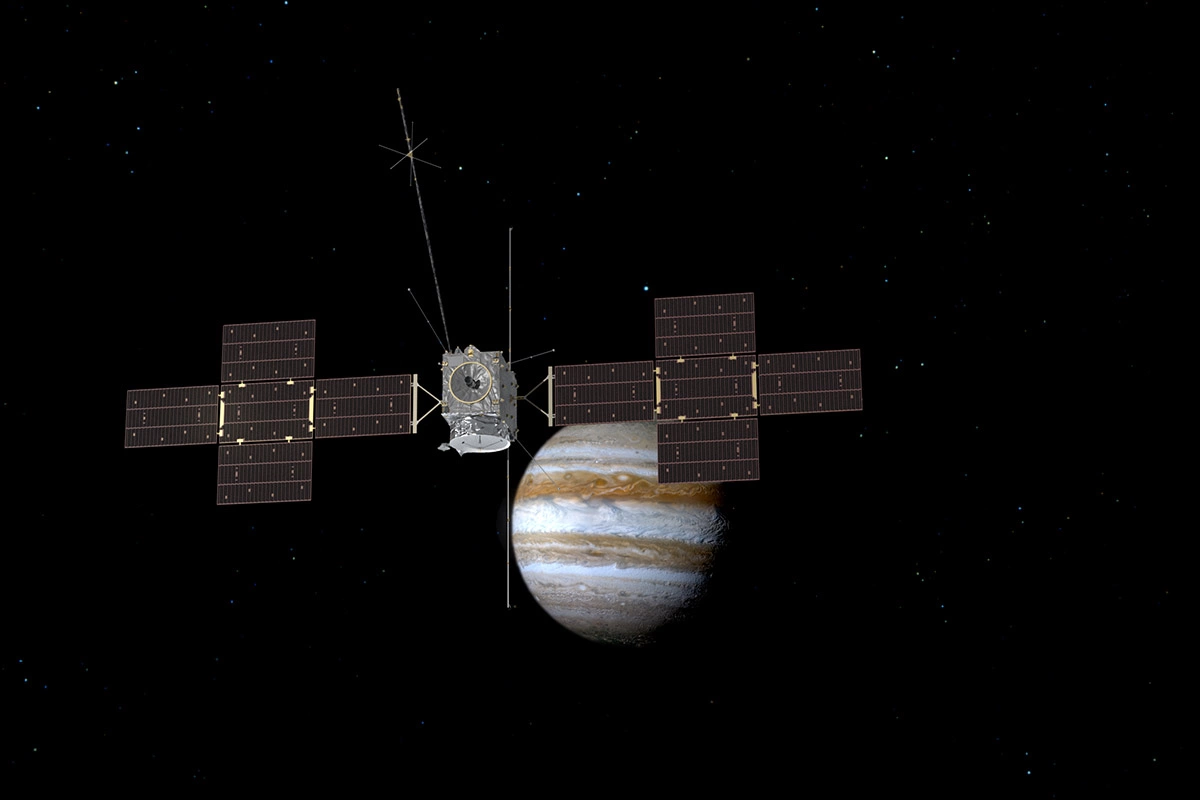 JUICE, исследовательский аппарат Европейского космического агентства. В ходе миссии он будет наблюдать за Юпитером и его тремя спутниками — Ганимедом, Каллисто и Европой, на которых, как ученые предполагают, возможны формы жизни