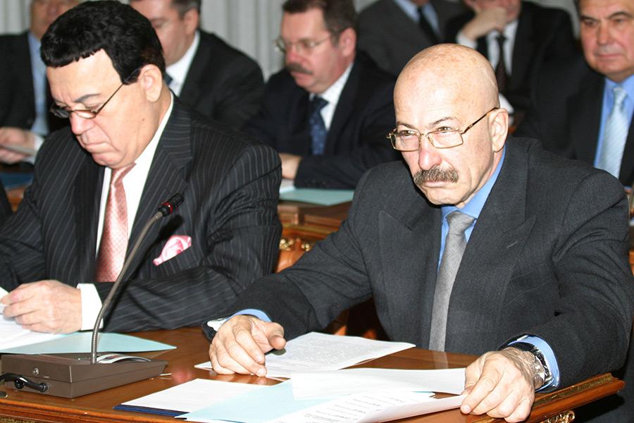 Александр Розенбаум (справа) на заседании кабинета министров, 2004 год