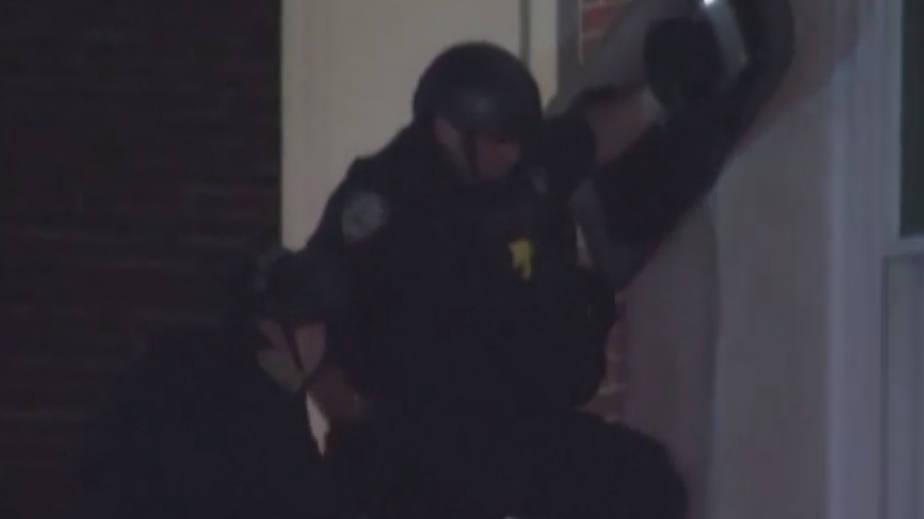 Полиция Нью-Йорка начала штурм захваченного студентами Гамильтон-холла