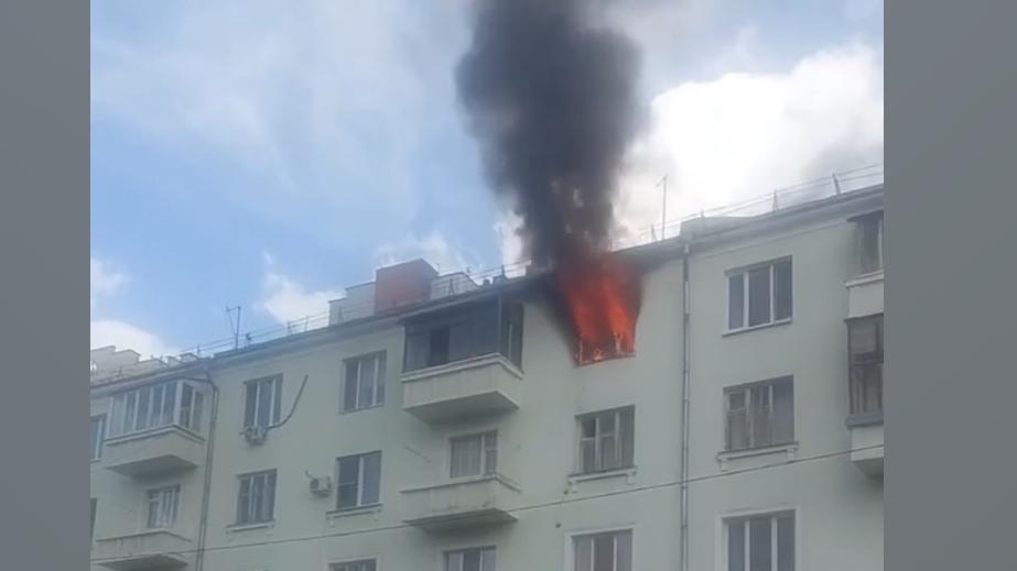При пожаре в доме в Балашихе погиб человек, 90 были эвакуированы