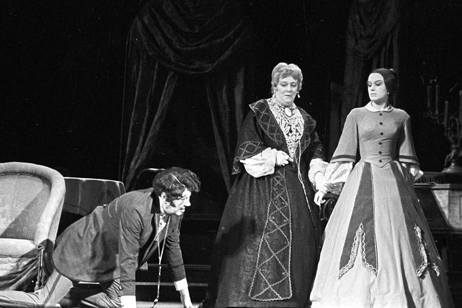 Фаина Раневская (в центре) в спектакле «Дядюшкин сон», 1965 год