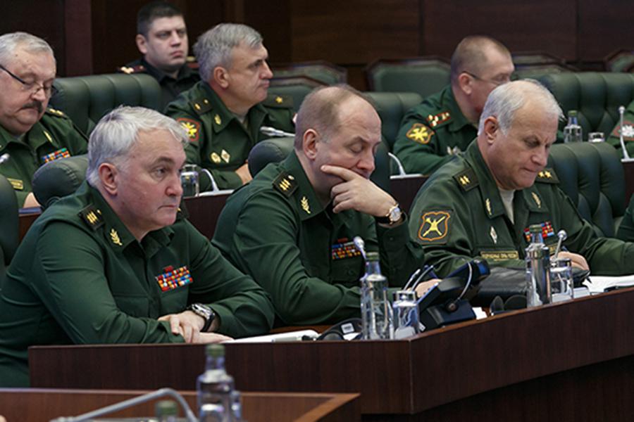 Андрей Картаполов (слева) на совещании в Национальном центре управления обороной России, 2015 год