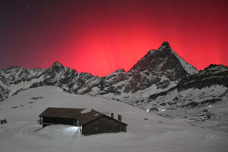 Северное сияние (aurora borealis), снятое в коммуне Вальтурнанш, регион Валле д'Аоста, Италия