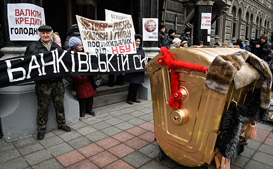 Митинг против коррупции в банковской сфере и за немедленную отставку главы Нацбанка Украины (НБУ) Валерии Гонтаревой у здания Национального банка Украины в Киеве