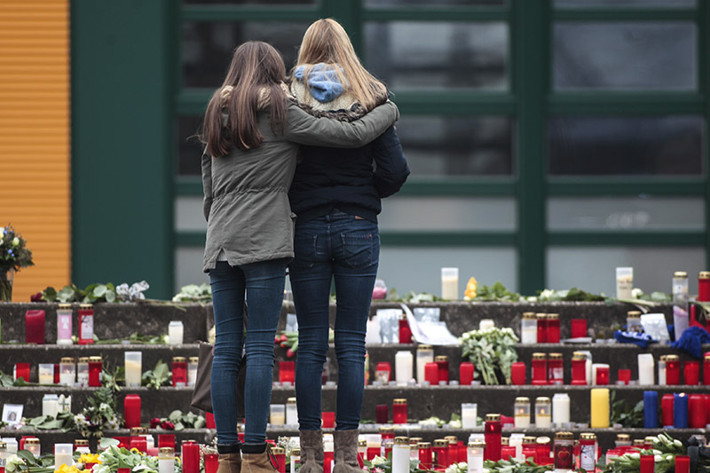 Школьники стоят перед зданием гимназии в немецком городе Хальтерн-ам-Зе. 16 детей и два учителя из этой гимназии были на борту самолета А320, разбившегося 24 марта 2015 года во французских Альпах. Все они погибли
