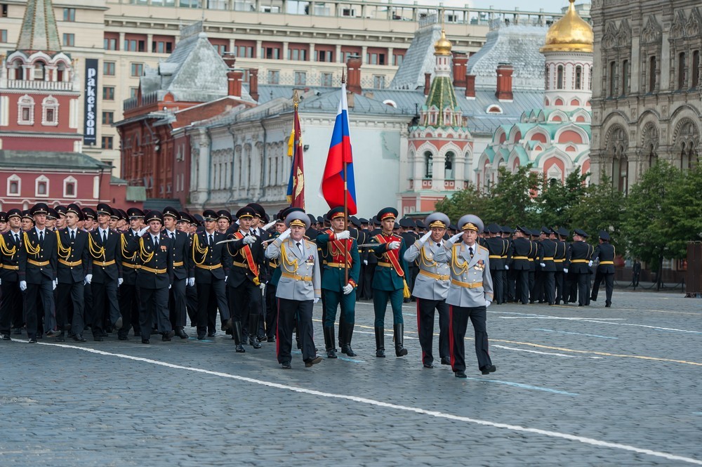 Выпускной полиции на Красной площади: Министр, оркестр и стук каблучков 