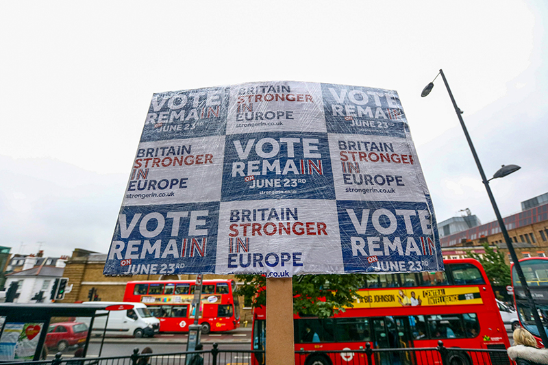 Плакат кампании &laquo;Британия сильнее в&nbsp;Европе&raquo; возле&nbsp;станции метро &laquo;Энджел&raquo; в&nbsp;Лондоне
