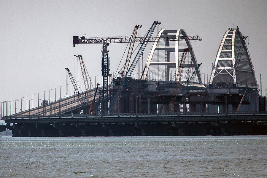 Мост начали строить в феврале 2016 года. В 2019 году должна быть запущена его железнодорожная часть.​