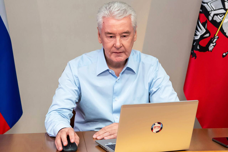 Мэр Москвы Сергей Собянин голосует с помощью системы дистанционного электронного голосования на выборах депутатов муниципальных образований столицы