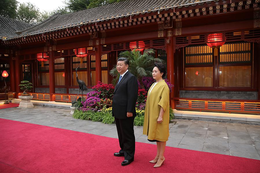 Си Цзиньпин с женой Пэн Лиюань