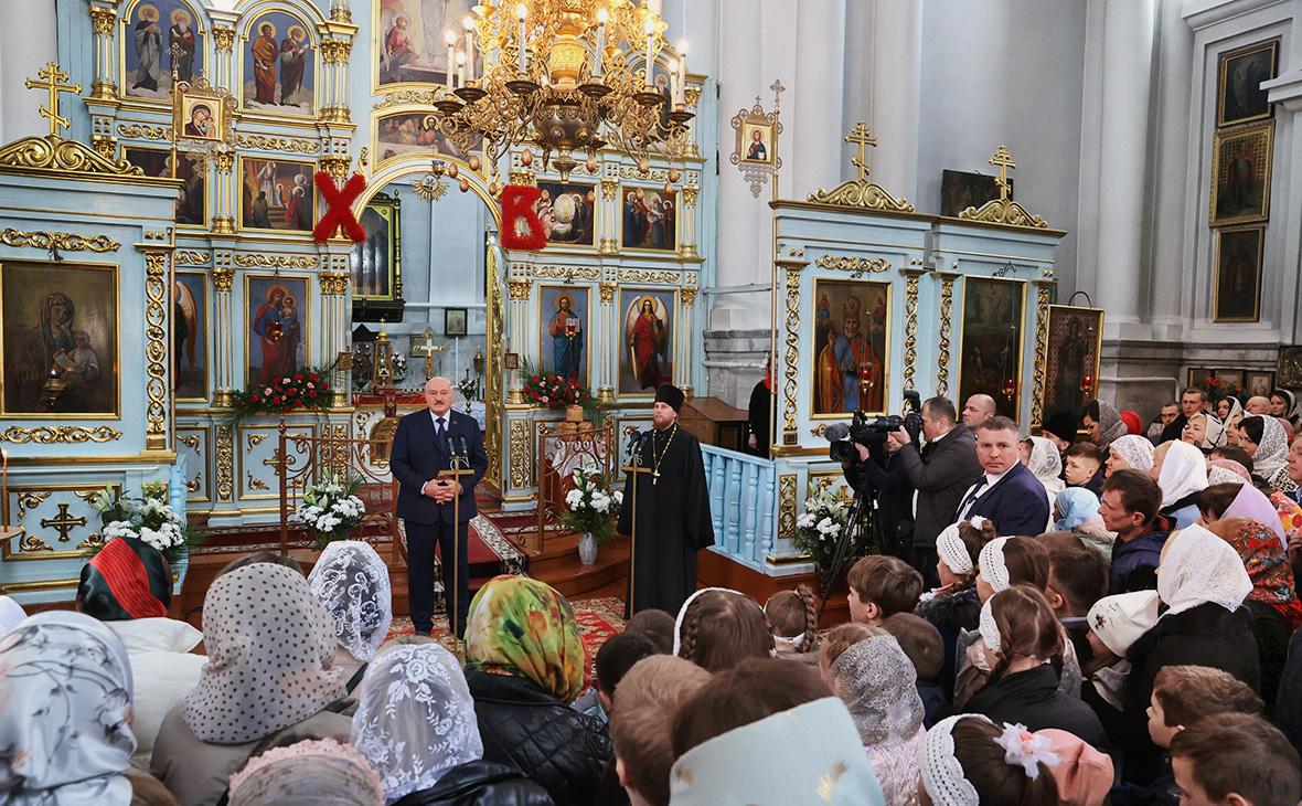 Александр Лукашенко во время посещения&nbsp;Спасо-Преображенского храма в Шклове, Белоруссия