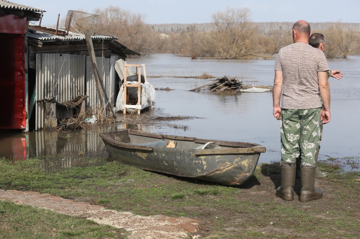 Сотрудникам МЧС зачастую приходиться работать по пояс в воде.