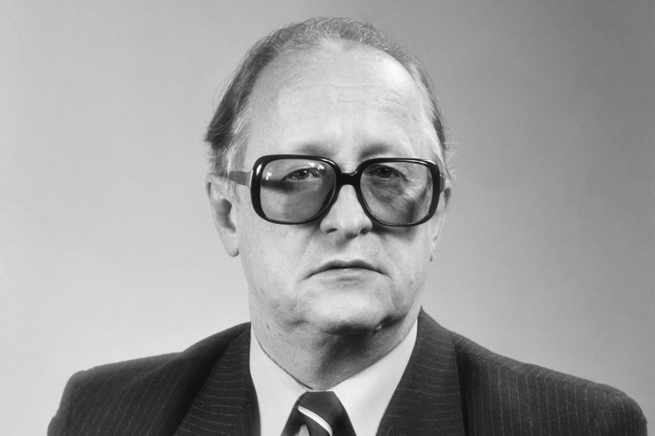 Виктор Геращенко родился 21 декабря 1937 года в Ленинграде в семье экономиста. Его отец Владимир Геращенко на момент рождения сына был директором Ростовского финансово-экономического института. &laquo;С моей матерью, Анастасией Васильевной Клиновой, они поженились еще в Ленинграде, когда она уже окончила вуз, а отец еще доучивался. И мы, семья (мать и четверо детей), оставались в Питере, пока отец работал в Ростове&raquo;,&nbsp;&mdash; вспоминал Виктор Геращенко. В 1938 году семья переехала в Москву, что, по словам будущего банкира, спасло их от возможной смерти в блокадном Ленинграде.

Вскоре после рождения сына,&nbsp;в 1940&nbsp;году, Владимир Геращенко стал сначала заместителем, а потом, в 1948&ndash;1958 годах, первым заместителем председателя правления Госбанка СССР. В перерыве между работой в Госбанке он был отправлен на дипломатическую миссию, участвовал в работе Потсдамской (1945) и Парижской мирных&nbsp;конференций&nbsp;(1946).

Виктор Геращенко (на фото в 1989 году) пошел по стопам отца и в 22 года окончил кредитный факультет Московского финансового института (современный Финансовый университет при правительстве). Работал в Госбанке и Внешторгбанке Советского Союза, с 1965 по 1971 год&nbsp;занимал руководящие должности в Московском народном банке сначала в Лондоне, а потом&nbsp;&mdash; в Бейруте. В 1974&ndash;1982 годах Геращенко работал во Франкфурте-на-Майне и в Сингапуре.

В Ливане Геращенко познакомился с Евгением Примаковым. О дружбе с будущим премьер-министром России, тогда корреспондентом&nbsp;&laquo;Правды&raquo;, Геращенко вспоминал: &laquo;В банке я работал с 8 утра до 3 часов дня, а после этого наступало свободное время. И мы с Евгением Максимовичем отправлялись пивка попить или просто прогуляться по Бейруту. Мне ведь тоже приходилось ездить по соседним арабоговорящим странам&nbsp;&mdash; и вот мы с ним делились впечатлениями о наших командировках. Так, собственно, завязалась наша дружба&raquo;.