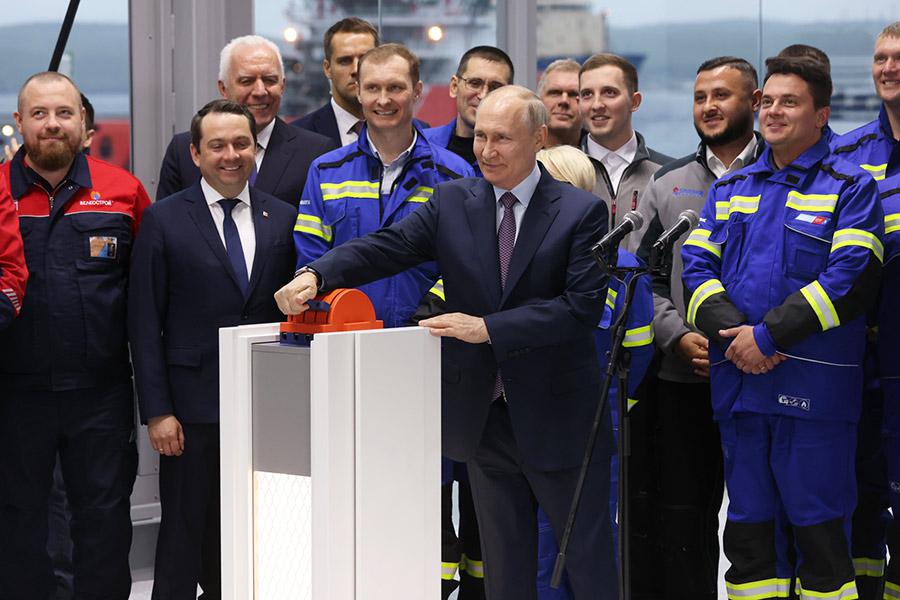 Владимир Путин на церемонии отправки первой технологической линии сжижения природного газа на основаниях гравитационного типа в рамках проекта &laquo;Арктик СПГ-2&raquo;