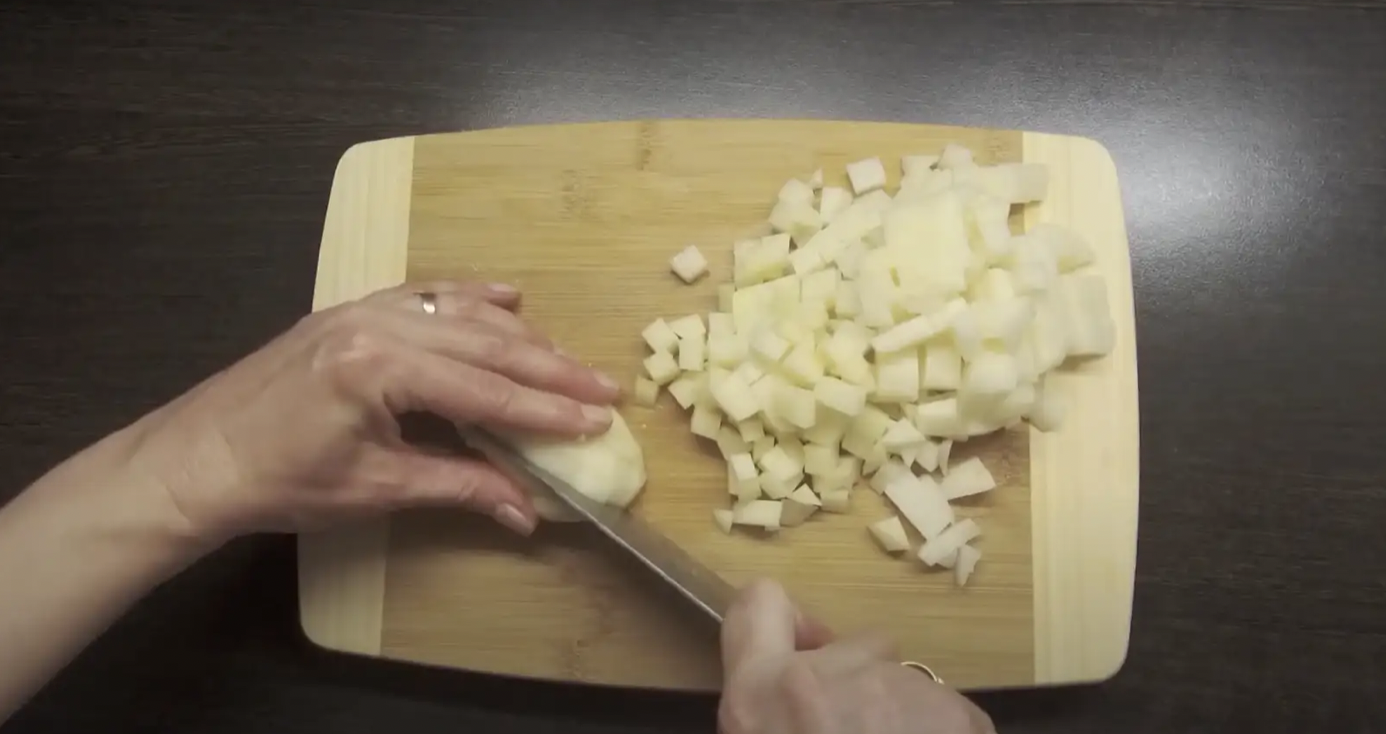 Нарежьте картофель кубиками