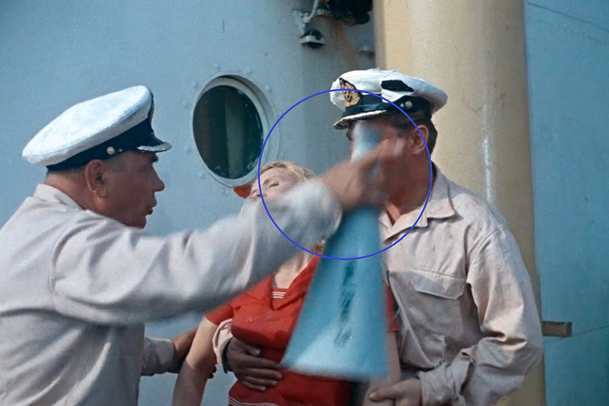 Затем капитан забирает рупор и просит отнести девушку в медпункт, кадр из фильма «Полосатый рейс»