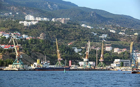 Вид на грузо-пассажирский Ялтинский порт в   Крыму
