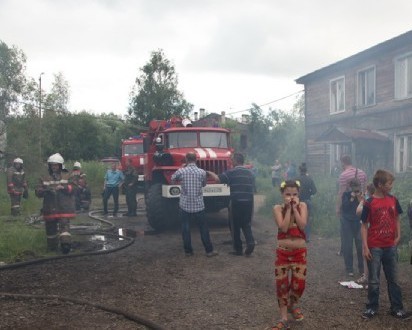 В Архангельской обл. пожар в 3 домах лишил крова более 100 человек